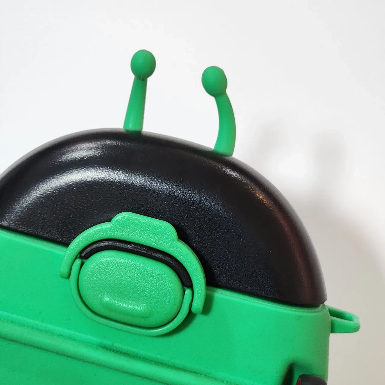 قمقمه طرح کفشدوزک چرخ دار سبز 550 میلی لیتر