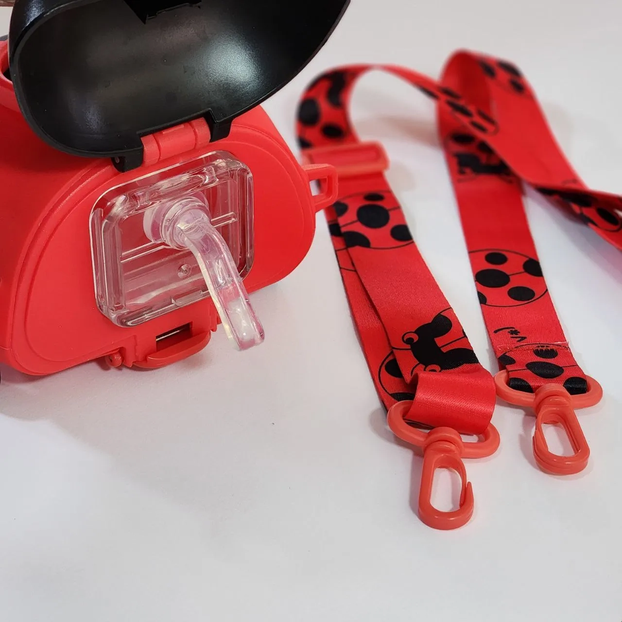 قمقمه طرح کفشدوزک چرخ دار قرمز 550 میلی لیتر