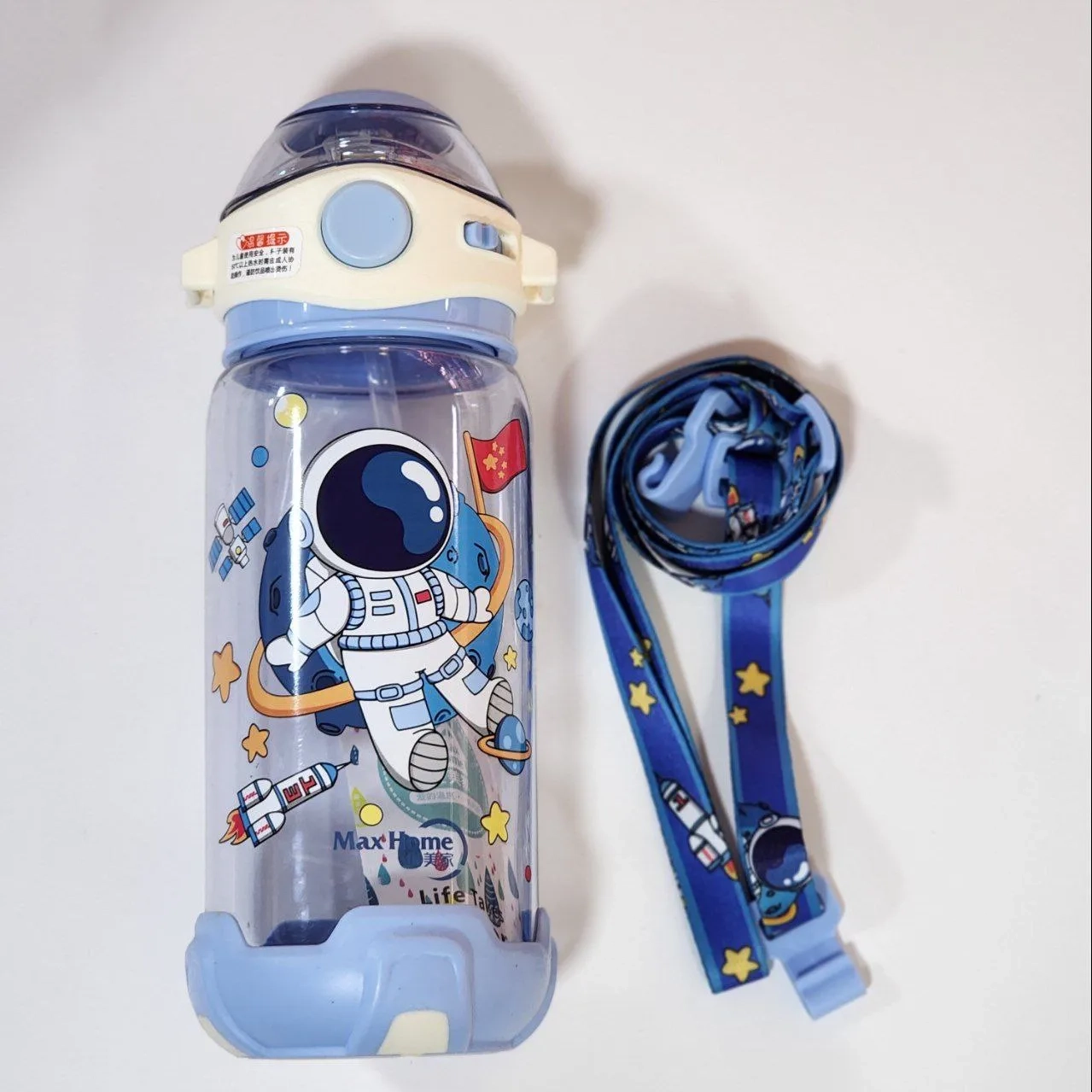 قمقمه کودک مکس هوم مدل فضانورد آبی 650 میلی لیتر